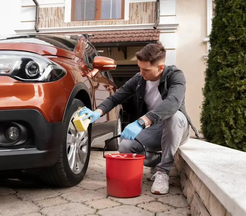 Lavage auto à domicile Saint-Jacques-d'Atticieux : professionnel intervenant sur un véhicule